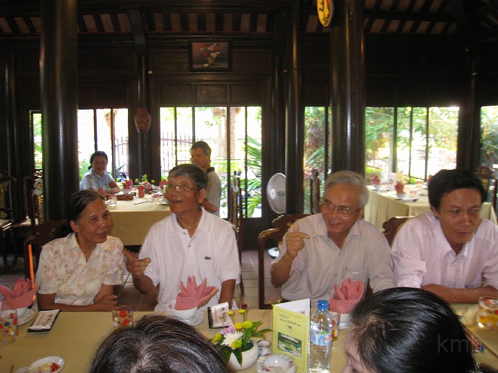 Mai Huong voi Thay Co Quan Thay Sinh_IMG_0056.jpg